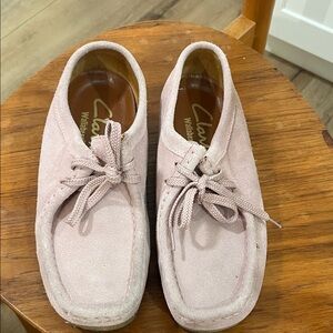 Clarks woman’s wallabies Light Pink Suede Loafers ties sz 8M